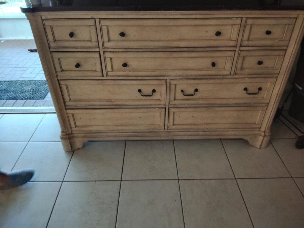 Dresser