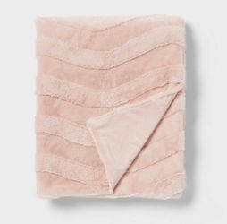 Pillowfort Plush Throw