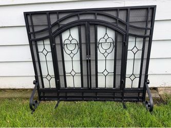Plow & Hearth 2 door Fireplace Screen with Tempered Glass Floral Panels-excellent condition like new