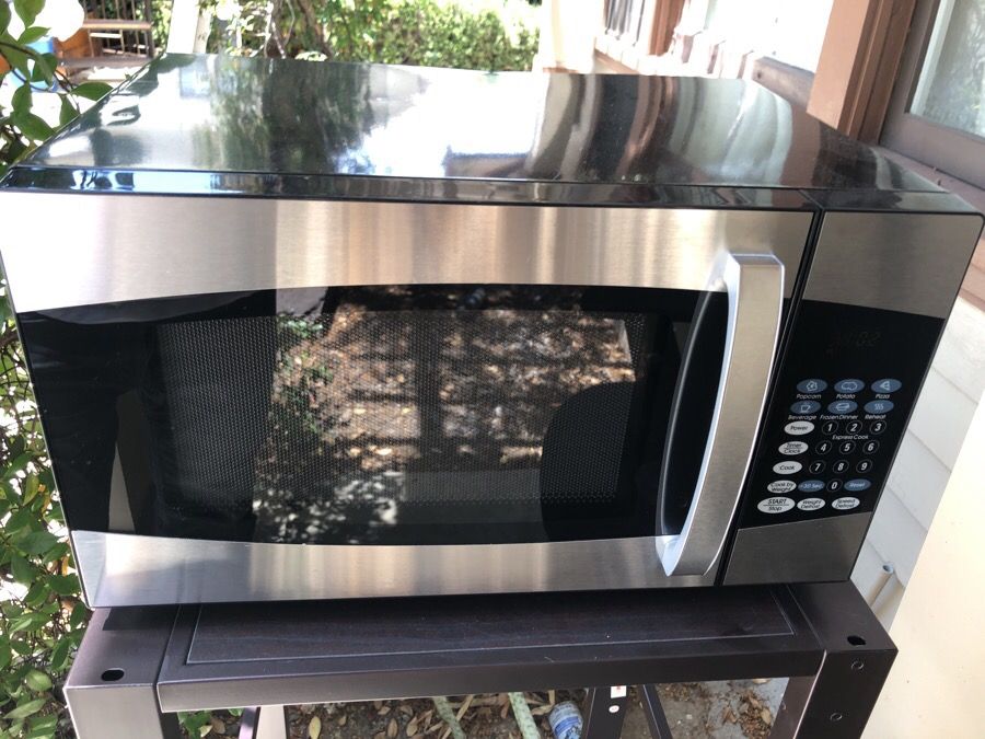 Oster 900 watt Compact Microwave - Model # OGXF905