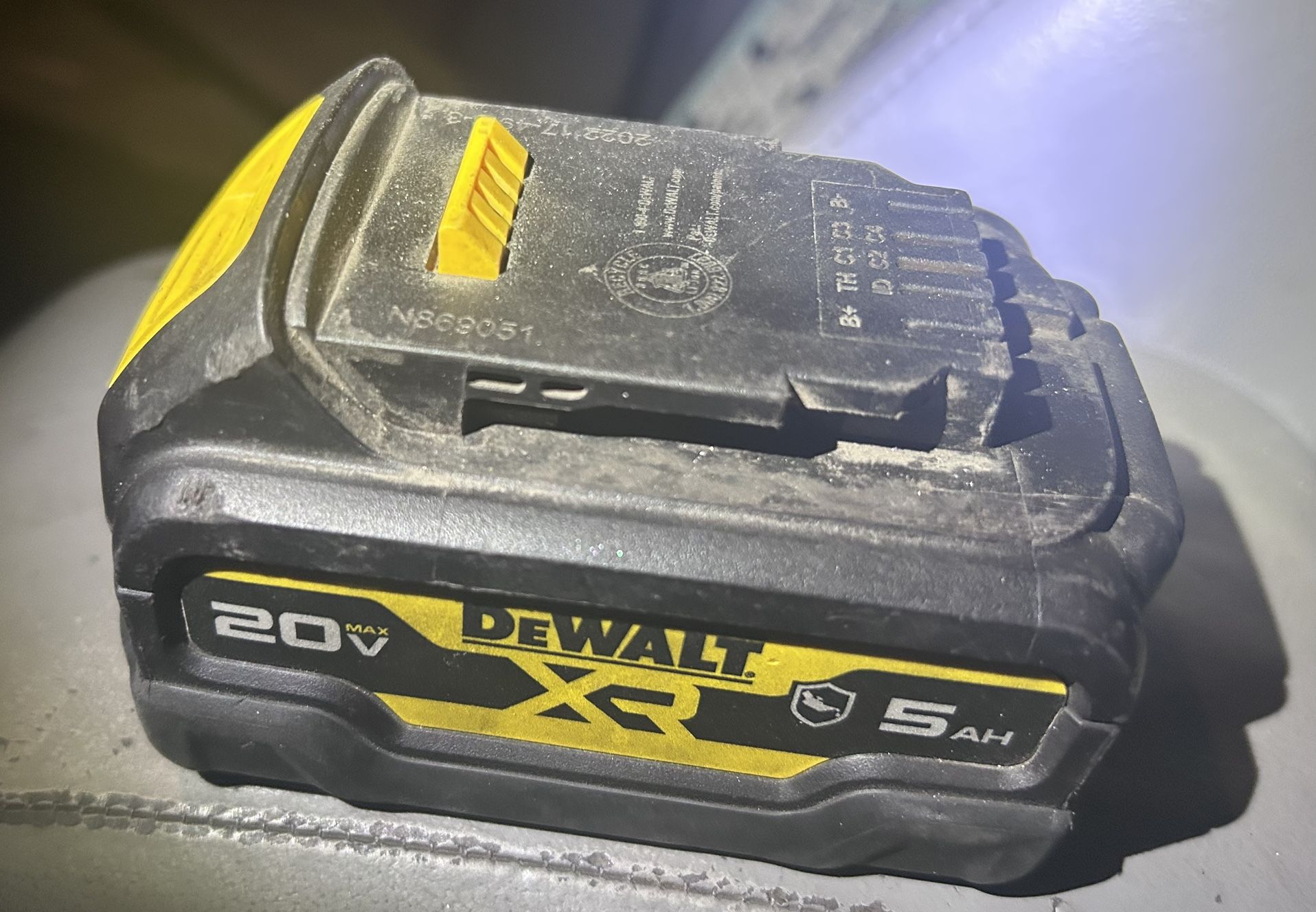 DeWalt 20v XR 5AH Oil Resistant