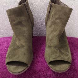 Brand: Breckelle's Color: Olive Green Size: 9