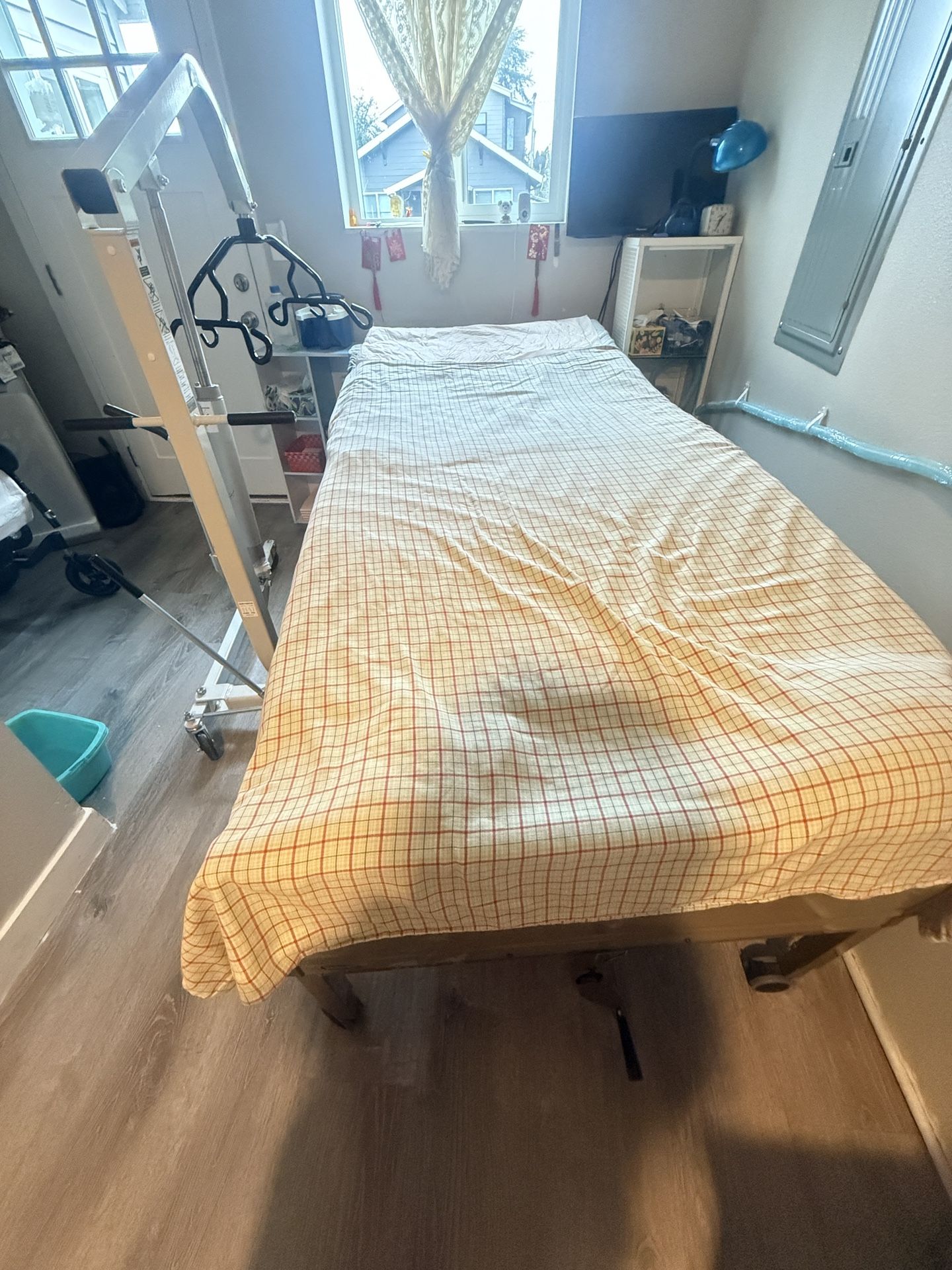 Free Hospital Bed And lift hoyer