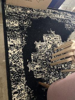 Black Pattern Rug 5x7