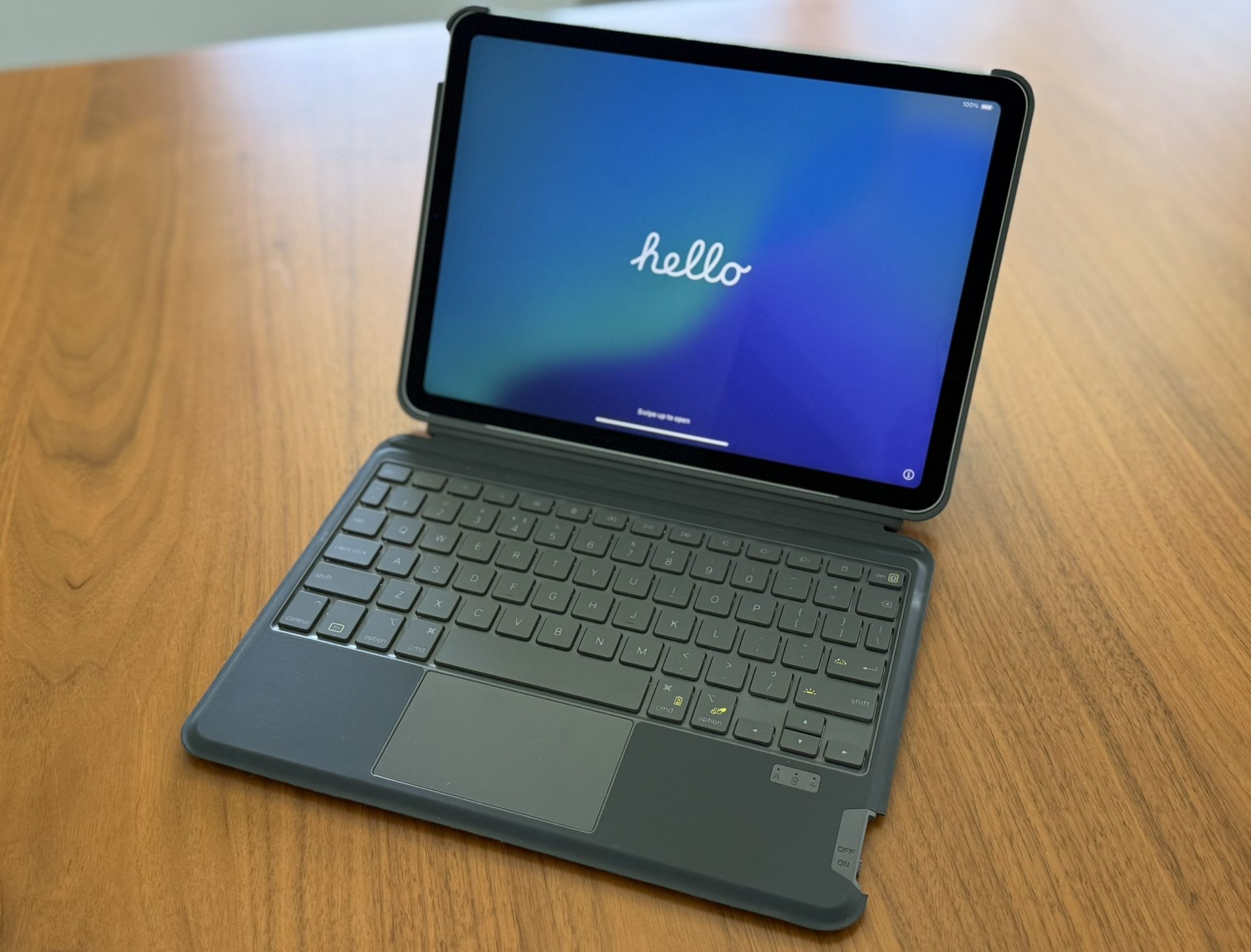 Apple iPad Air 4th Generation with Keyboard Case in Excellent Condition