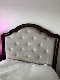 Rooms to Go girls twin set for sale. Lightly used.   The Dawn Court twin bedroom set from Rooms To Go bc