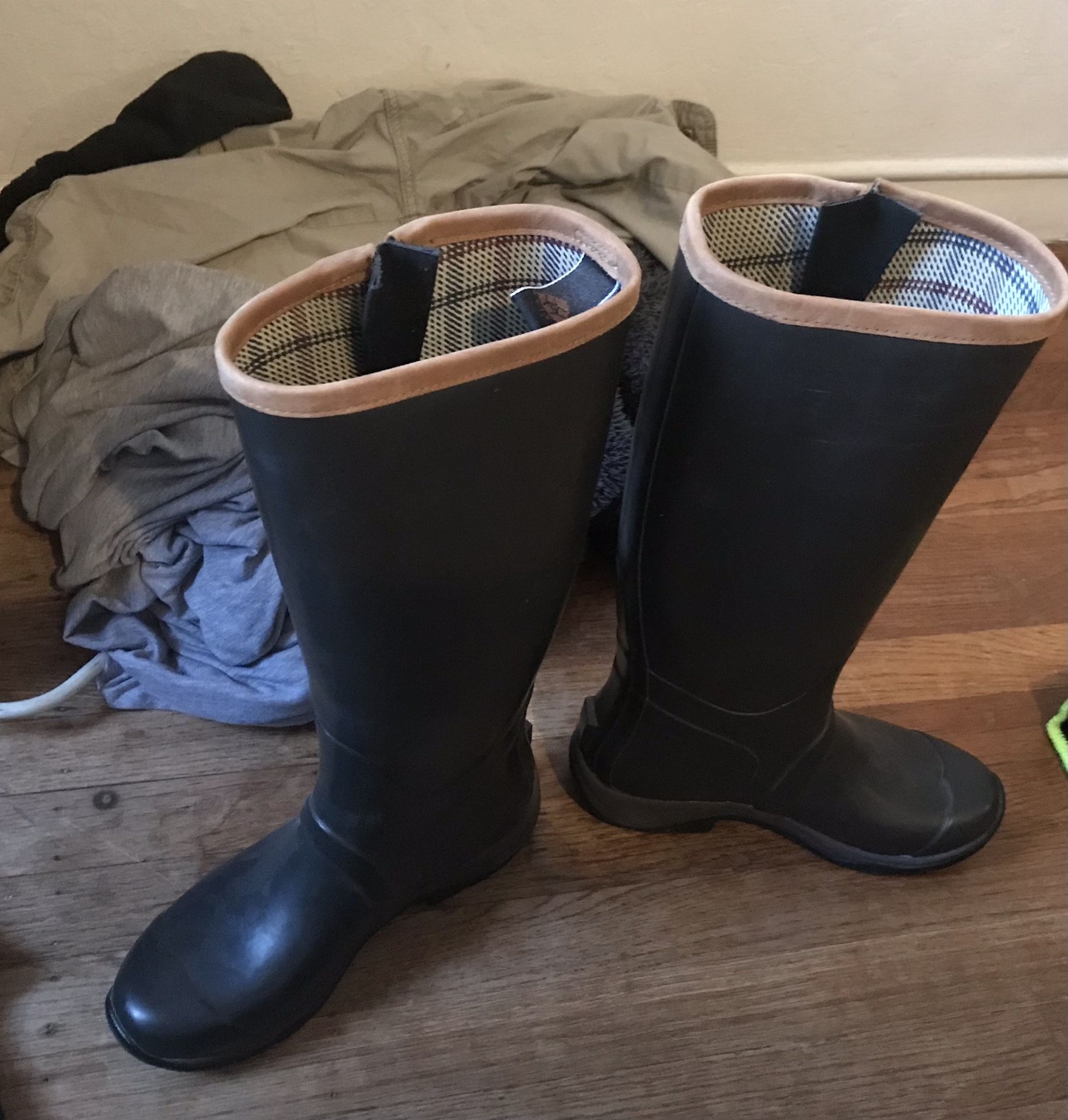 ARIAT RUBBER BOOTS SIZE 7