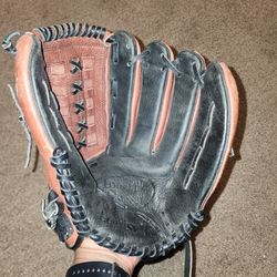 Louisville Slugger 13.5" RHT leather softball glove