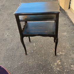 ANTIQUE END TABLE