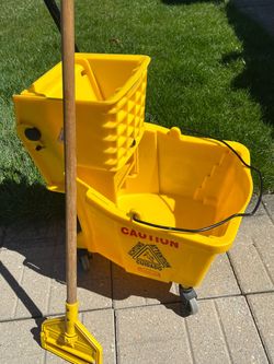 Rubbermaid  Mop Bucket with Wringer and Mop