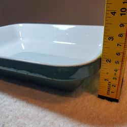 Baking Dish Emile Henry France  19-03 RA8 12.5"*9.5"*2"  net weight 4lb 1.5oz
Elegant rectangular dish with a white interior and green exterior. Perfe
