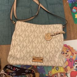 Michael Kors Messenger Bag Style Purse 