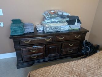 Free dresser READ DISCRIPTION
