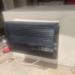 Swamp cooler perfect condition?No rust, very powerful.Three quarter horsepower motor new float, new bearings.Ninety day guarantee, located in apple va