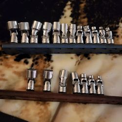 12 piece Metric
And 7 piece sae gearwrench swivel Socket Sets excellent condition