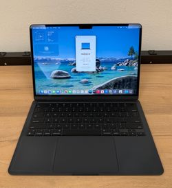 13.6" MacBook Air M2 8 Core*256GB SSD*8GB RAM