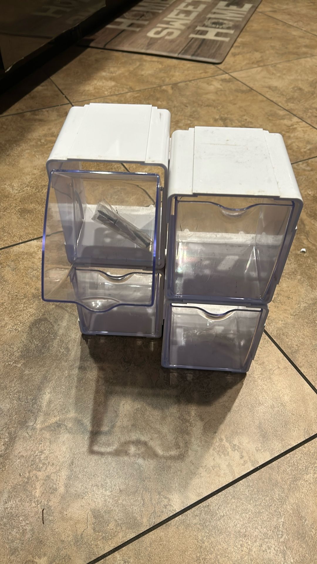 Wall storage containers to
