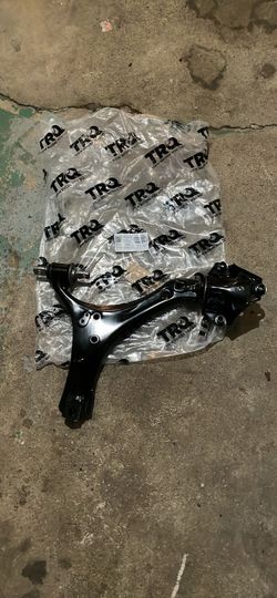 Front Right Lower Control Arm  For 13-17 Honda Accord