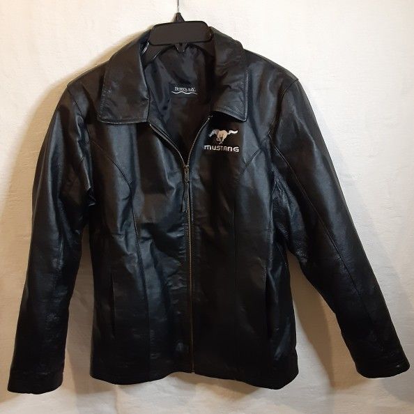 100% LEATHER FORD MUSTANG JACKET

SIZE MEDIUM 