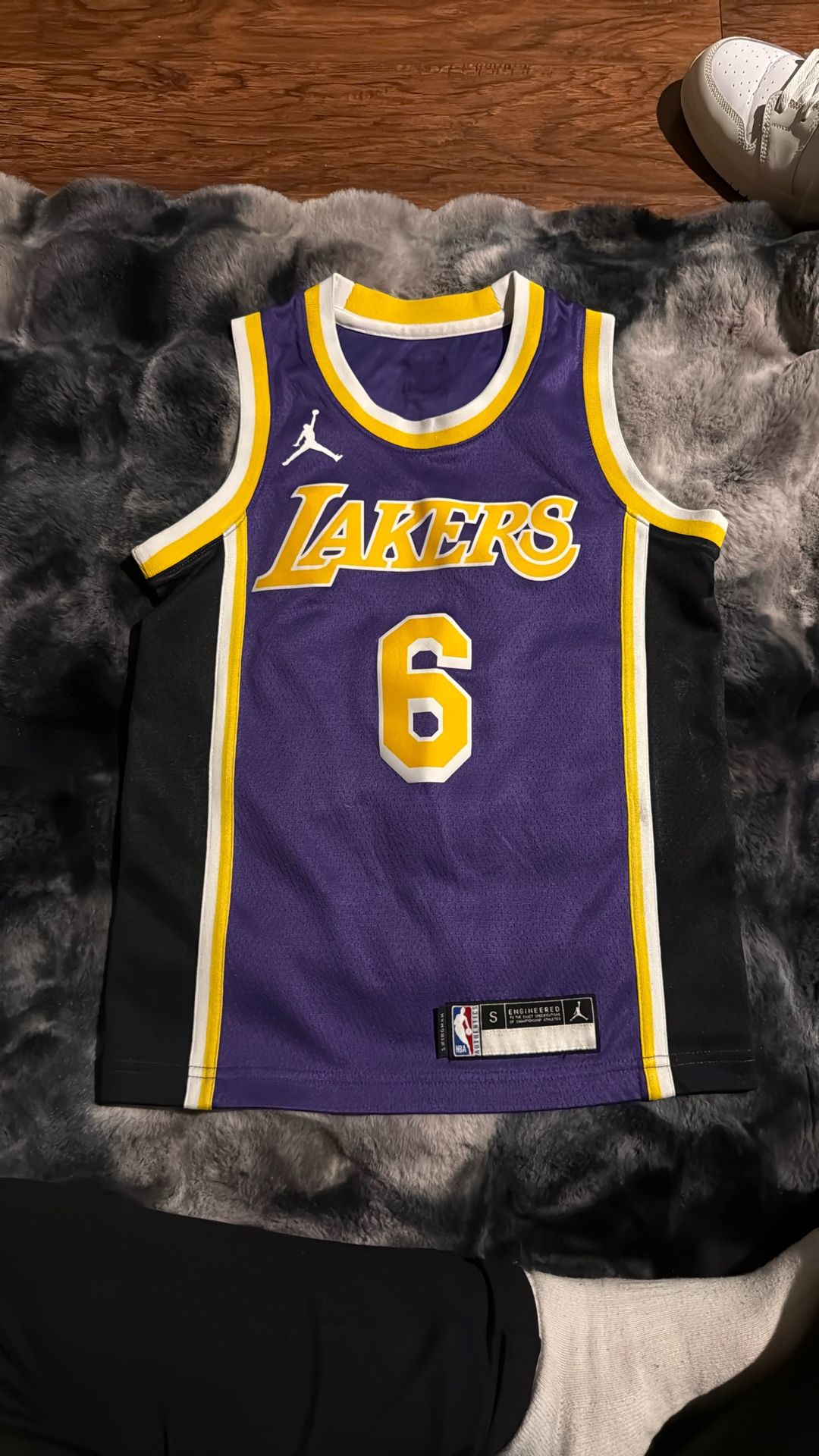 lakers jersey kids size small JAMES #6
