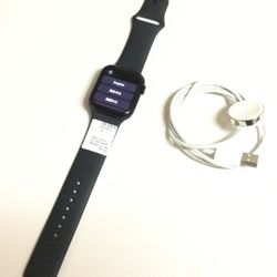Apple 3rd Gen SE 40mm Midnight Aluminum Case Sports Band Watch Includes Charger 