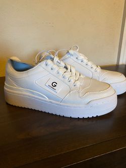 Women's tennis shoes size 7