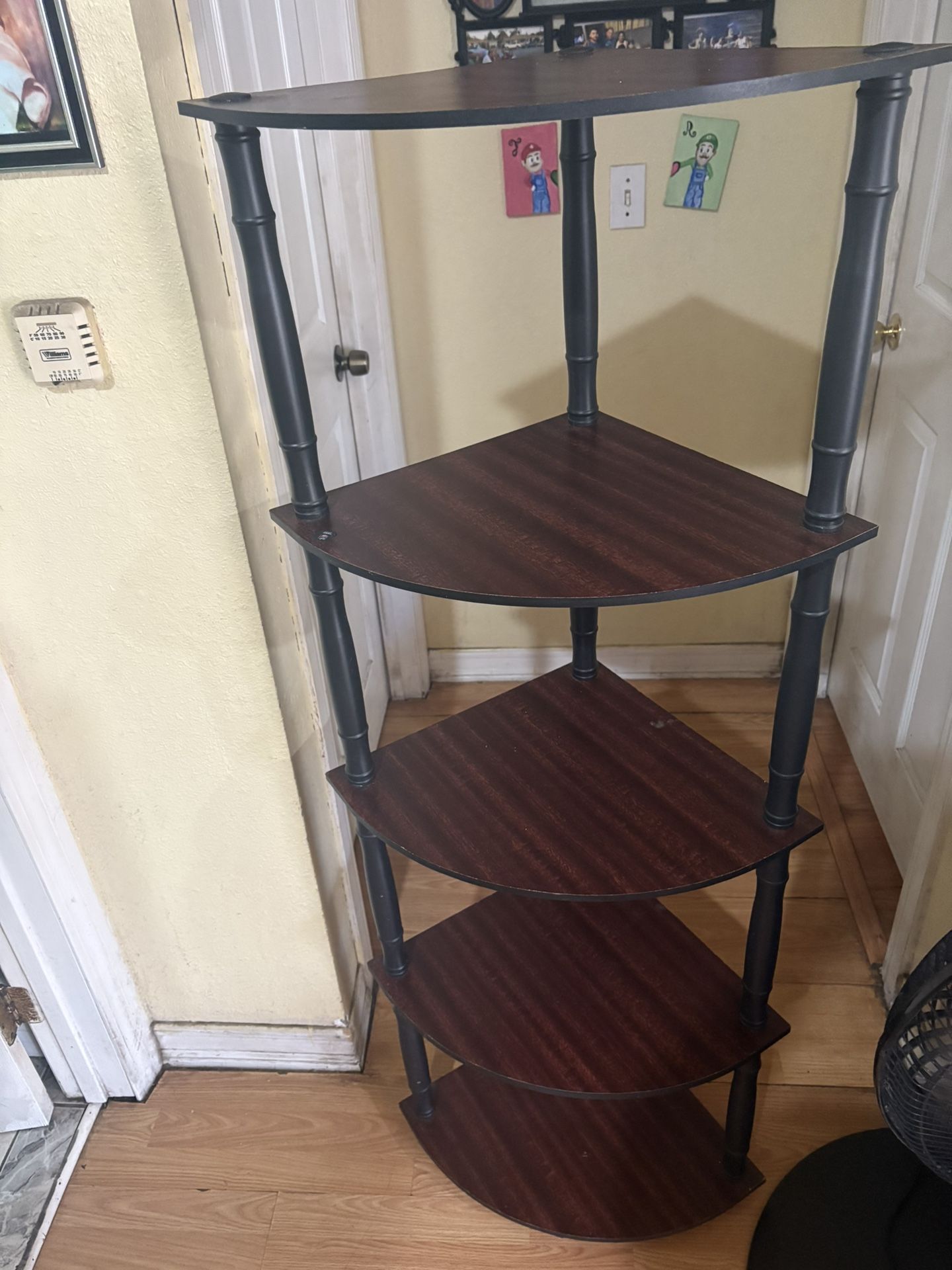 Corner shelf