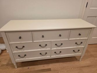 Pottery Barn blythe dresser great condition
