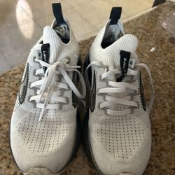 Brooks Levitate Stealth Fit  Size 6 Women