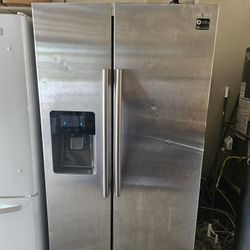 SAMSUNG STAINLESS STEEL REFRIGERATOR GOOD WORKING CONDITION DELIVERY AVAILABLE FOR EXTRA FEE 