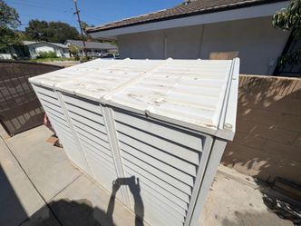 Free storage shed