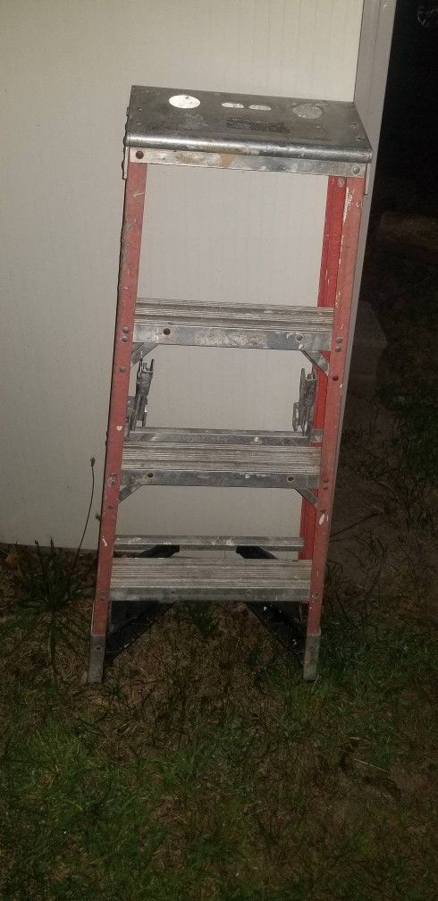 4 Foot Fiber Glass Latter