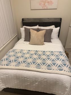 Full Size Storage Bed with USB Charging, Outlets & Drawers – Excellent Condition