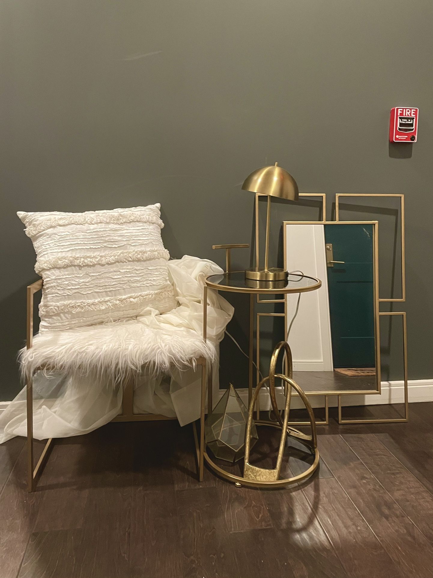 MODERN GOLD & WHITE DECOR BUNDLE – Accent Chair, Lamp, Mirror, Table + More (USED)