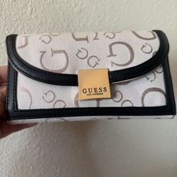 Guess Wallet🤍