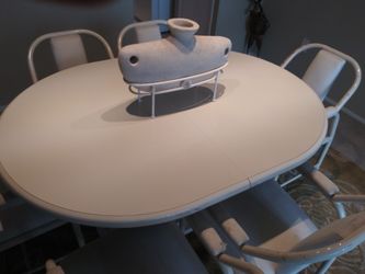 Dining Room Table and 6 chairs
