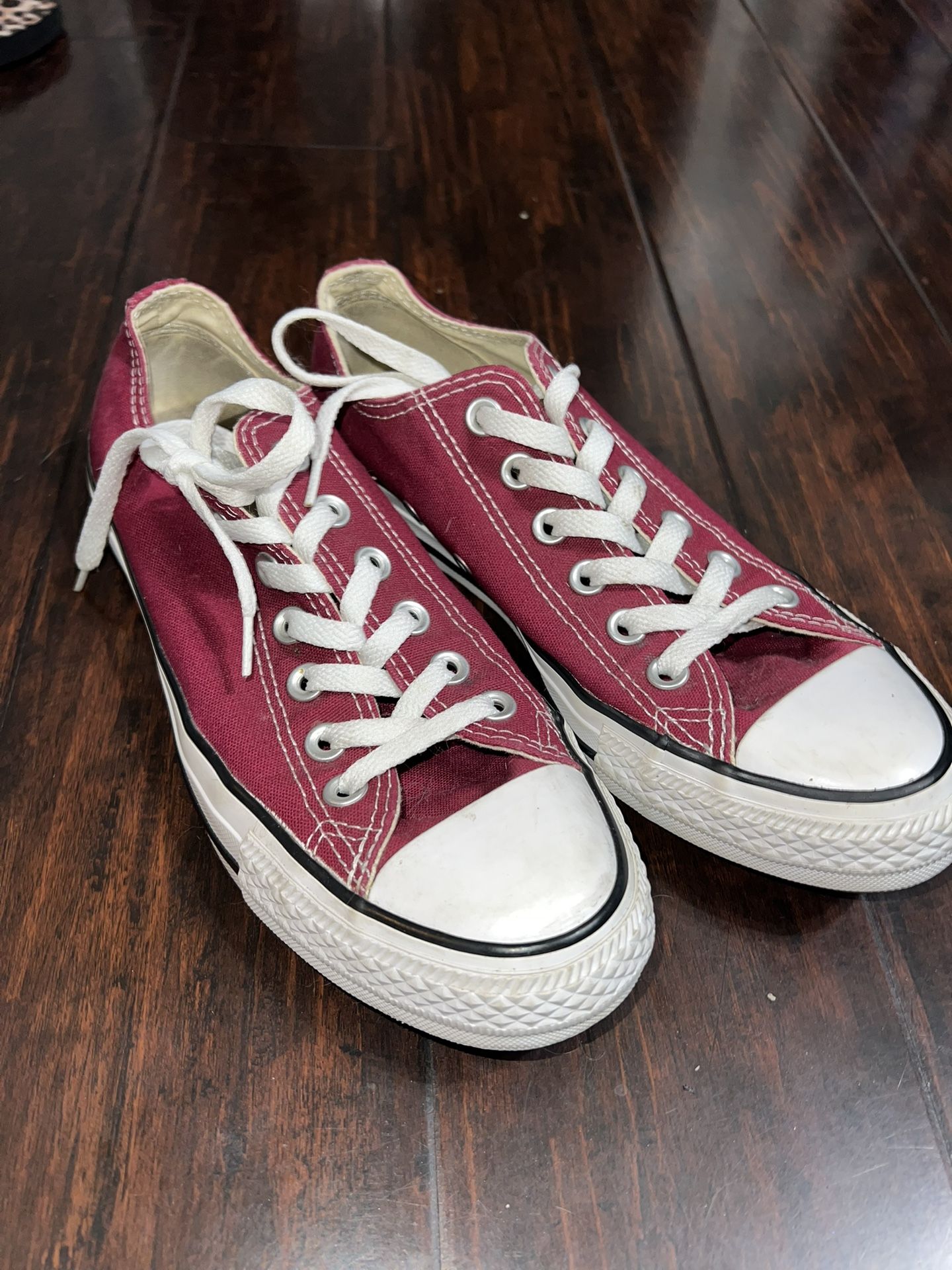 Burgundy converse size 8