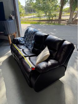 FOR SALE: Spacious Brown Leather Reclining Sofa – Super Comfy & Looks Sharp!