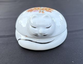 Adorable  Vintage Porcelain Trinket Box