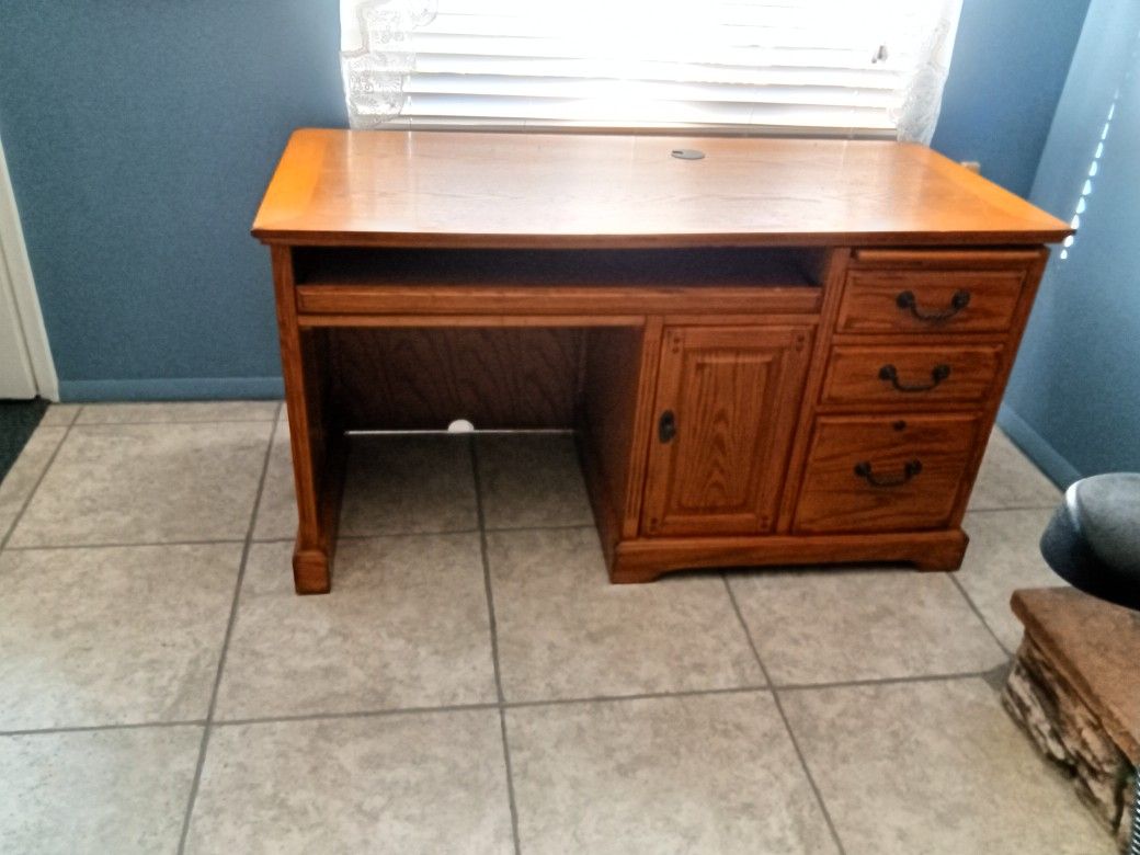 Solid Wood Computer Desk W Pull Out Shelf For Keyboard