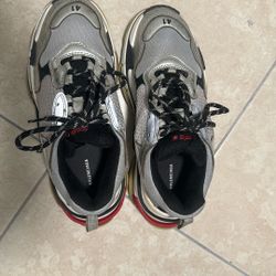 Balenciaga Triple S Size 8/ 41 275$