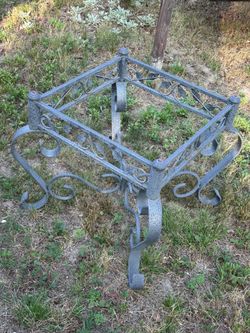 Rod iron table that comes with glass top