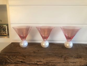 Adorable wine cup set.