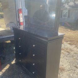 Dresser With Mirror 