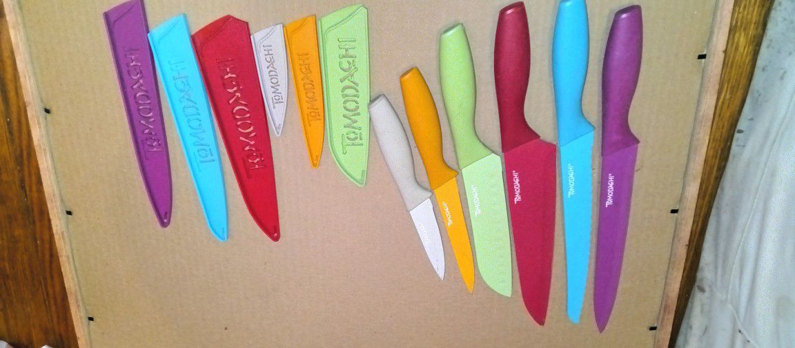 Tomodachi 6 Pc. Colorful Kitchen Knife Set with Matching Cases - Pre-Owned  for Sale in Brisbane, CA - OfferUp