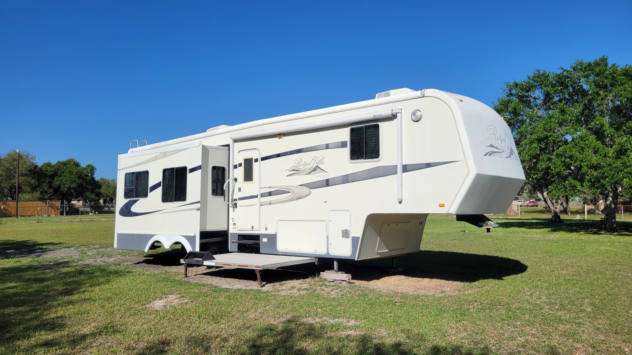 2008 King of the Road Royal Villa F34QS