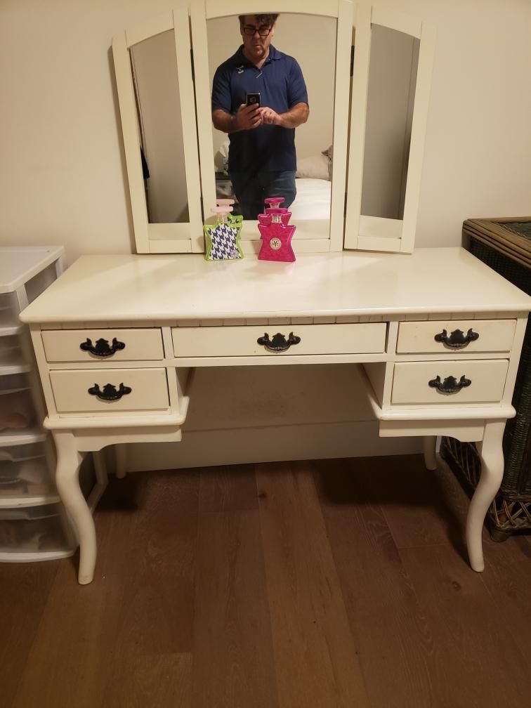 Women’s Makeup Vanity 