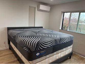 KING MATTRESS: Sealy posturepedic plus hybrid