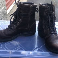 UGG Kesey 1005264 Women’s Dark Brown Leather Boots Size 8.5 are good condition, there are light marked on these shoes.