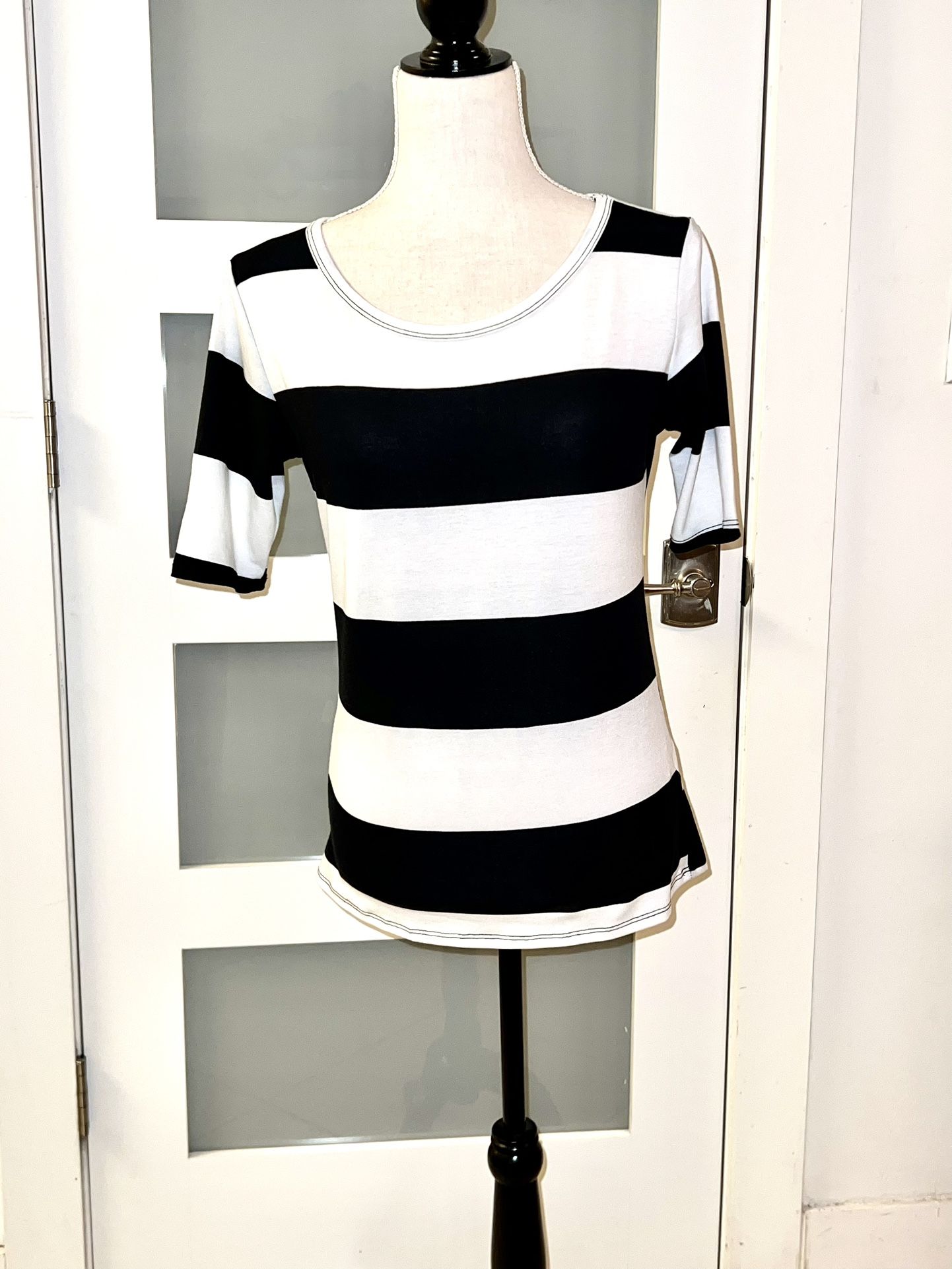 Lu La Roe black and white striped pullover with short sleeves size S